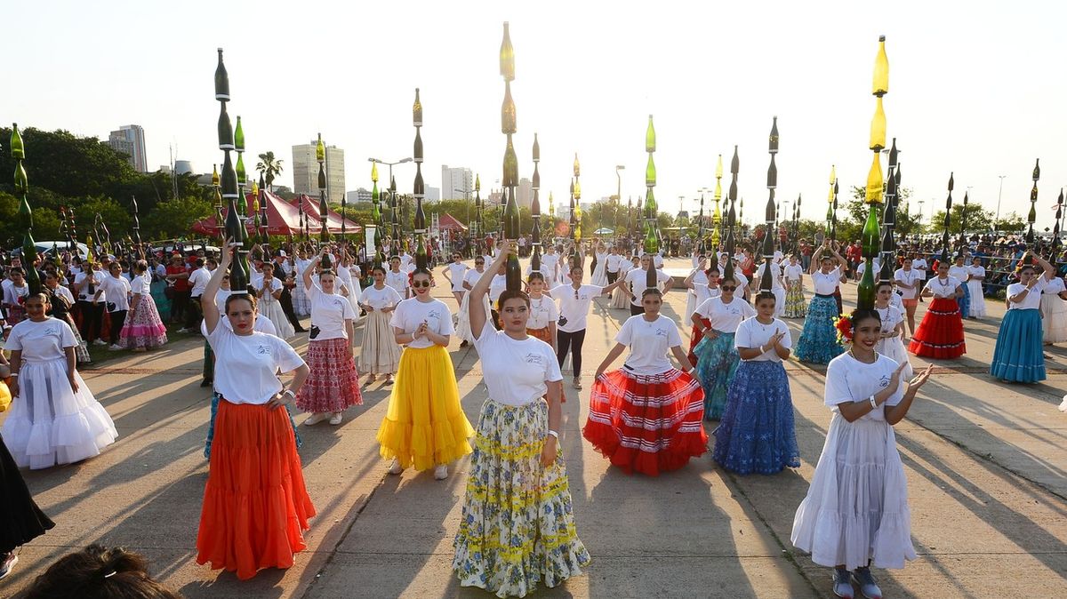 Stovky žen tančily v Paraguayi s lahvemi na hlavách. Některé i s pěti najednou